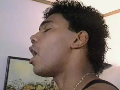 Der Ebony Mann steht über ihr und fickt die brünette Schlampe von oben in Möse und Anus