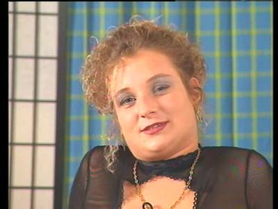 Mature in Reizwäsche vögelt sich die Möse mit einem Toy