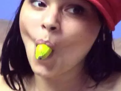 Notgeile Frau bumst sich bis zum feuchten Orgasmus selbst