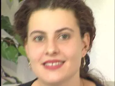 Scharfe Schlampe mit kleinen Titten poppt sich die unbehaarte Pussy
