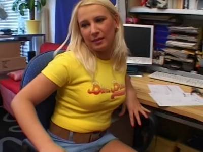 Sexy blonde Amateurin macht einen Hardcore Deepthroat im Büro